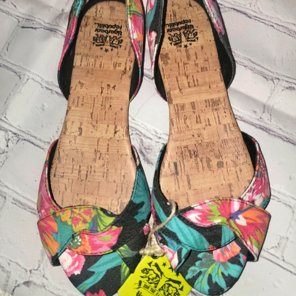 NWT women tigerbear republic sandals, floral, size 7.5